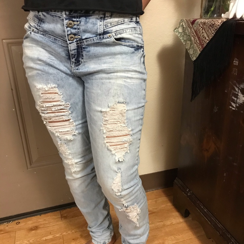 ⭐️4/$25 Distressed Curvy Jeggings